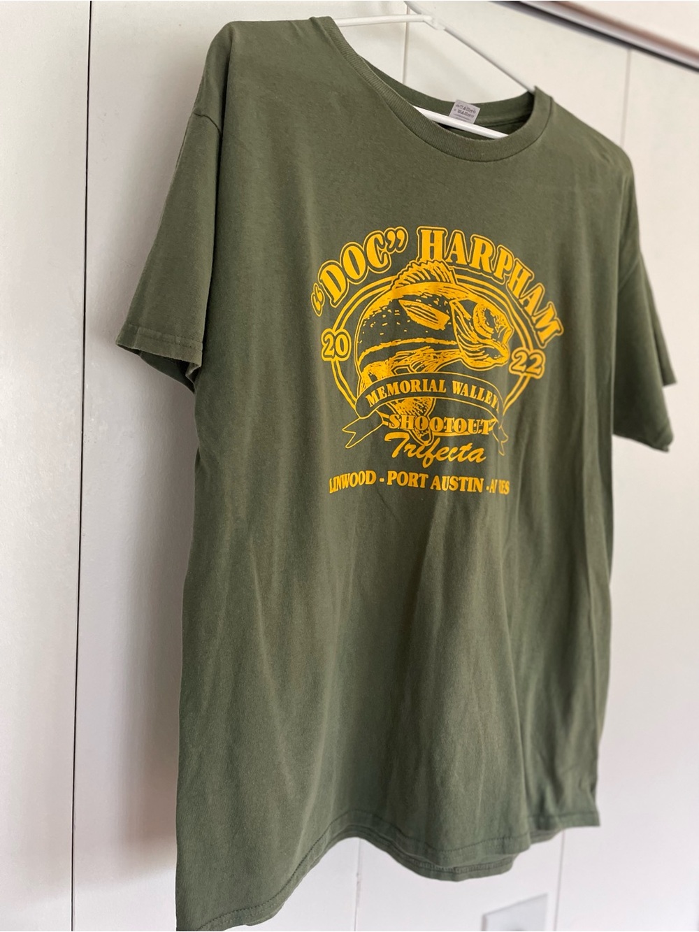 Men’s Large Gildan Olive Green Short-Sleeve Tee with Yellow Fishing Graphic - Picture 6 of 10